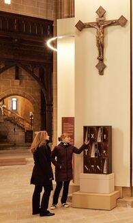 In der Marienkirche erklären museumspädagogische Stationen die Attribute der Heiligen.